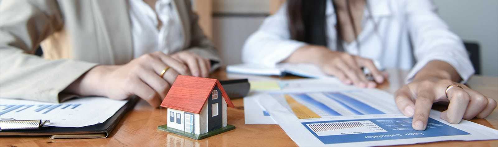 A janus-faced industry: real estate between technology and tradition