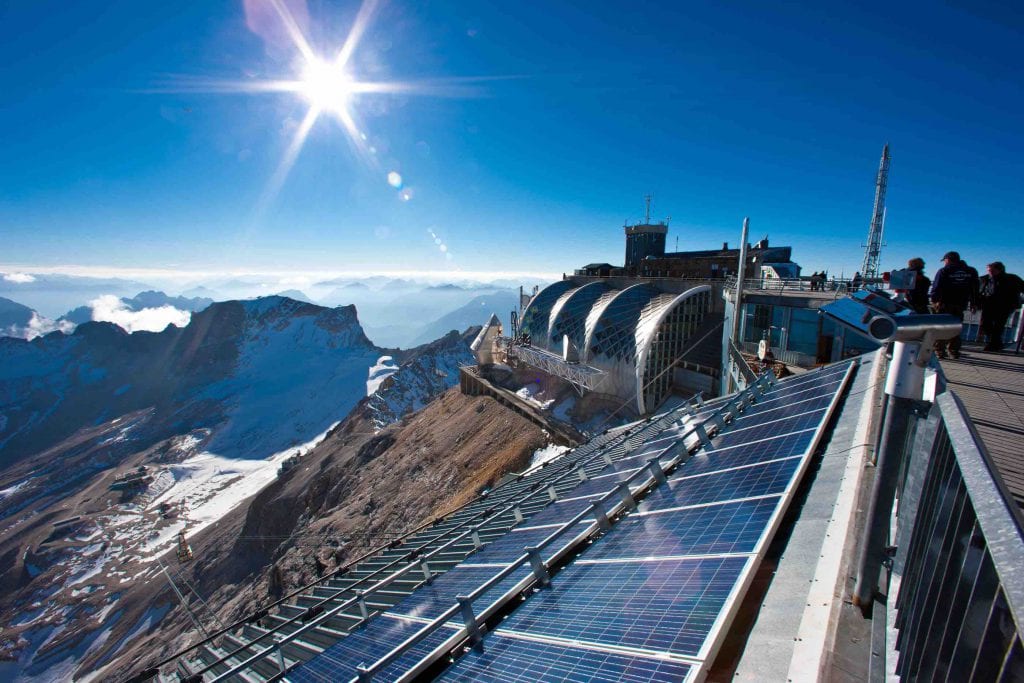 Photovoltaik-Anlagen auf einem Aussichtspunkt am Berg