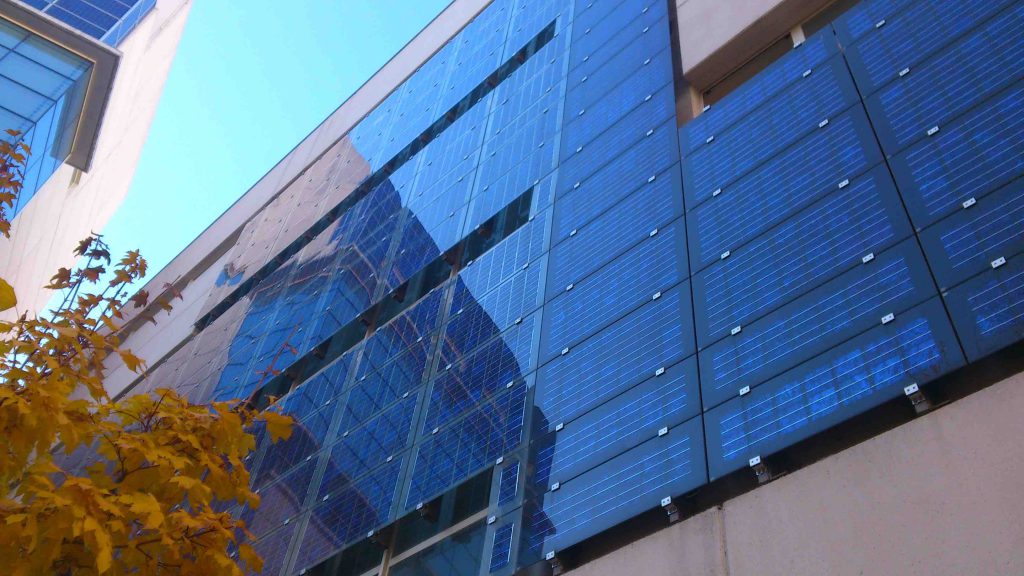Solarzellen an einer Gebäudefacade