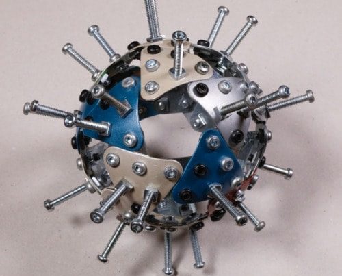 Coronavirus-Modell aus Metall und Schrauben