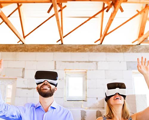 Mann und Frau mit VR-Brillen im Architekten-Büro